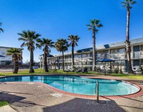 Lovely outdoor pool at Quality Inn Pasadena.