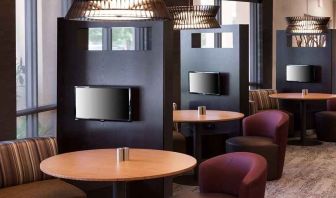 Dining area perfect for coworking at Courtyard Miami Dolphin Mall.