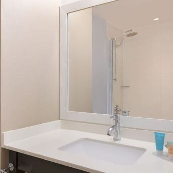 Hotel Courtyard By Marriott New York JFK Airport image