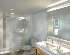 Clean and spacious guest bathroom with shower at Hyatt Place Washington D.C/National Mall.