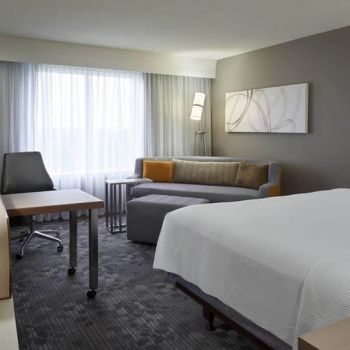 Hotel Courtyard By Marriott Toronto Airport image