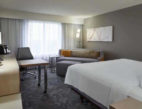 Hotel Courtyard By Marriott Toronto Airport image