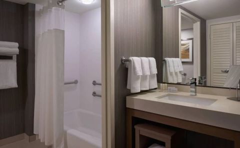 Hotel Courtyard By Marriott Toronto Airport image