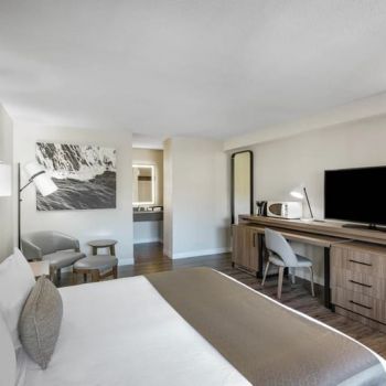 Hotel Wyndham Garden San Diego Near SeaWorld image