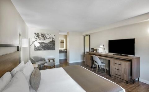 Hotel Wyndham Garden San Diego Near SeaWorld image