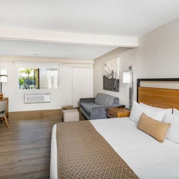 Hotel Wyndham Garden San Diego Near SeaWorld image