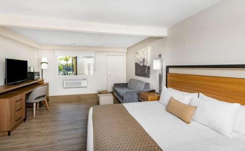 Hotel Wyndham Garden San Diego Near SeaWorld image