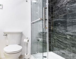 Private guest bathroom with shower at Hotel Clarendon.