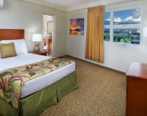 Delux king room with TV and private bathroom at Waikiki Pearl.