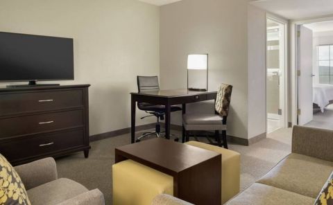 Hotel Embassy Suites Alpharetta image