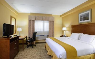 Double bed guest room in Holiday Inn Express Philadelphia Airport, with window and TV set.