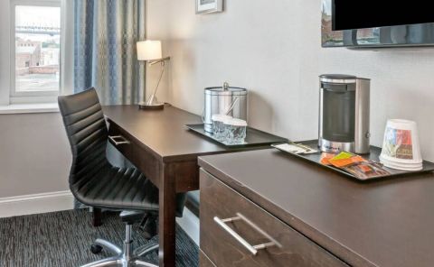 Hotel Wyndham Garden Long Island City image