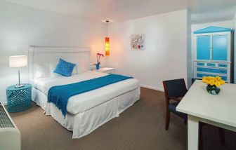 The Aqua Soleil Hotel & Mineral Water Spa’s single king guest room comes furnished with a workspace desk and chair.