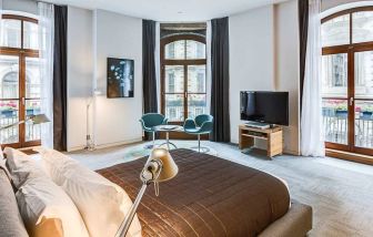 Guest room in Hotel Gault, featuring double bed, widescreen television and large windows.