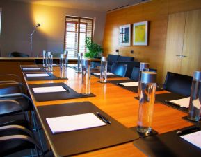 Meeting room in Hotel Gault, with long table and surrounding chairs.