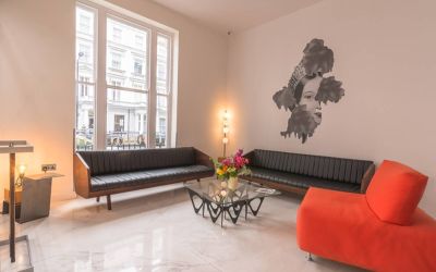 The Victoria Inn entrance lounge complete with sofas and artwork of the eponymous queen.