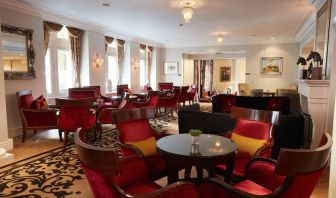 6 round tables with seating for 4-6 people decorate a cozy seating lounge.