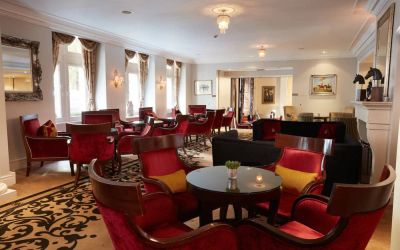 6 round tables with seating for 4-6 people decorate a cozy seating lounge.