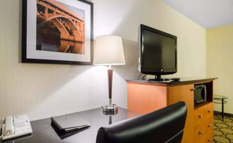 Hotel Comfort Inn Saskatoon image