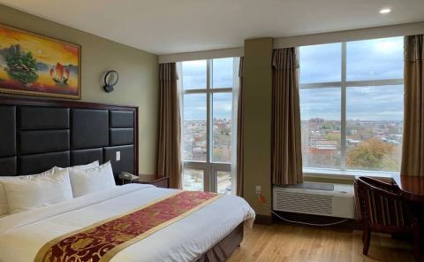 Hotel Queens Hotel image