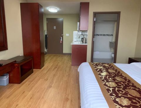Hotel Queens Hotel image