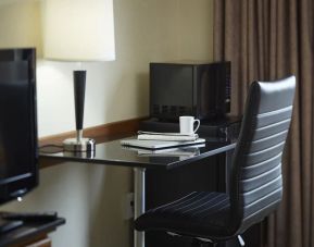 Dayrooms equipped with business desk at Comfort Inn Airport East Ancienne-Lorette.