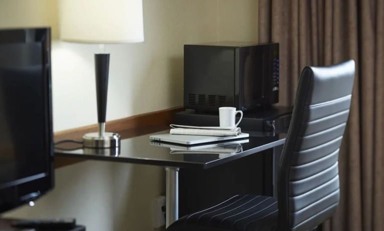 Dayrooms equipped with business desk at Comfort Inn Airport East Ancienne-Lorette.