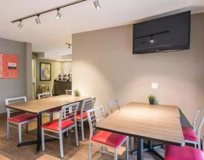 Dining and coworking space at Comfort Inn Airport East Ancienne-Lorette.