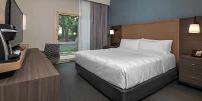 Guest room in Holiday Inn Kingston Waterfront, with double bed and a desk and chair for working.