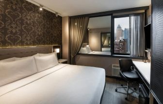Guest room in the Aliz Hotel Times Square, with double bed and eye-catching city view.