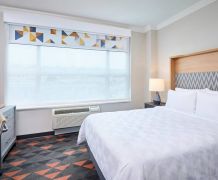 Hotel Holiday Inn & Suites Oakville At Bronte image