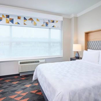Hotel Holiday Inn & Suites Oakville At Bronte image