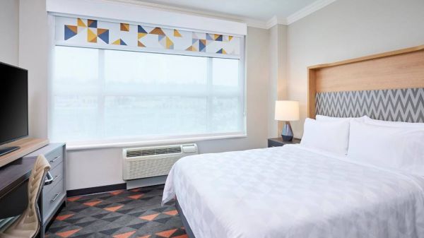 Hotel Holiday Inn & Suites Oakville At Bronte image
