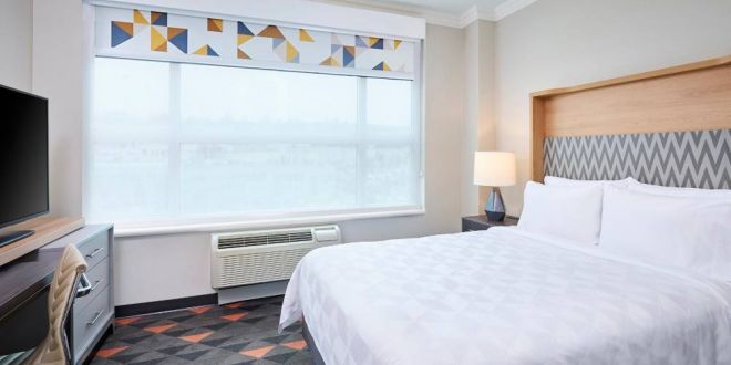 Hotel Holiday Inn & Suites Oakville At Bronte image