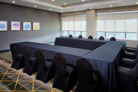 Hotel Holiday Inn & Suites Oakville At Bronte image