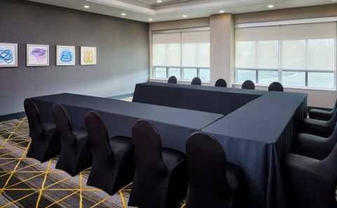 Hotel Holiday Inn & Suites Oakville At Bronte image