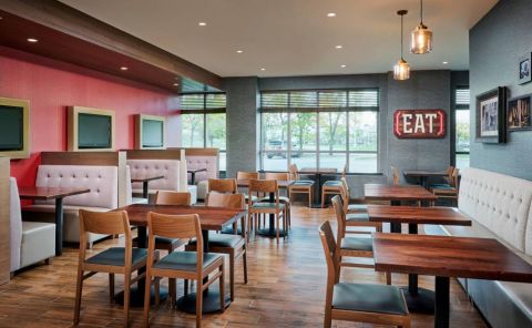 Hotel Holiday Inn & Suites Oakville At Bronte image