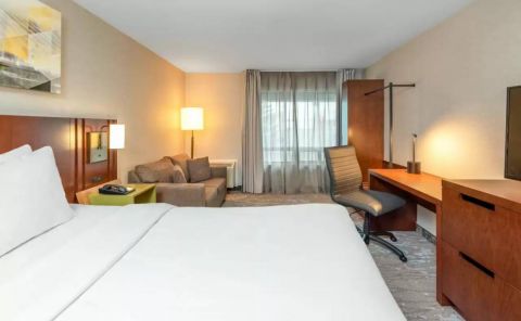 Hotel Comfort Inn Winnipeg Airport image