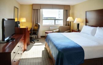 Holiday Inn Winnipeg Downtown guest room featuring double bed and workspace desk/chair.