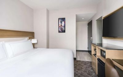 Double bed guest room in the DoubleTree Times Square South, with art on the wall and large TV.