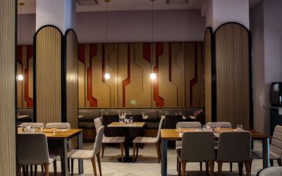 The DoubleTree Times Square South’s restaurant, with range of table sizes and hard floor.