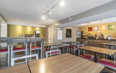 The hotel’s breakfast dining area has a range of table sizes and both standard and tall chairs.
