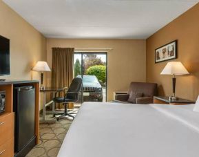 Comfort Inn Gatineau guest room, featuring large window as well as an armchair.