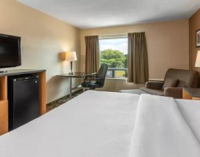 Double bed guest room in Comfort Inn Pembroke, including workspace desk and chair.