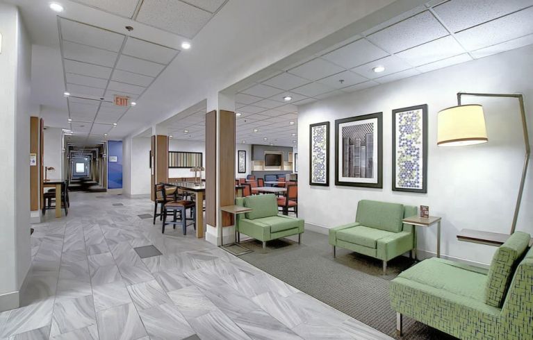 Holiday Inn Express & Suites Airport-Calgary, Calgary
