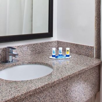 Hotel Fairfield Inn & Suites Houston Hobby Airport image