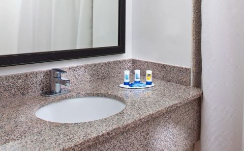 Hotel Fairfield Inn & Suites Houston Hobby Airport image