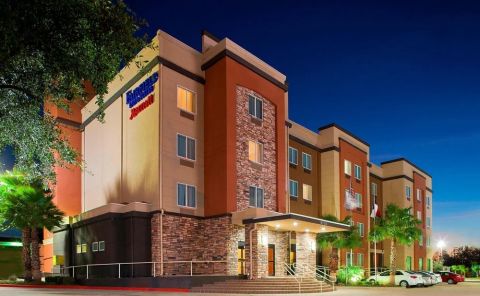 Hotel Fairfield Inn & Suites Houston Hobby Airport image