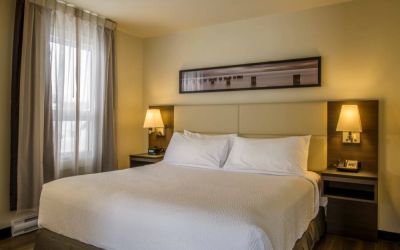 Double bed guest room in Rodd Miramichi River, with bedside lamps and nearby window.