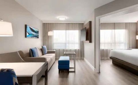 Hotel Embassy Suites By Hilton Toronto Airport image